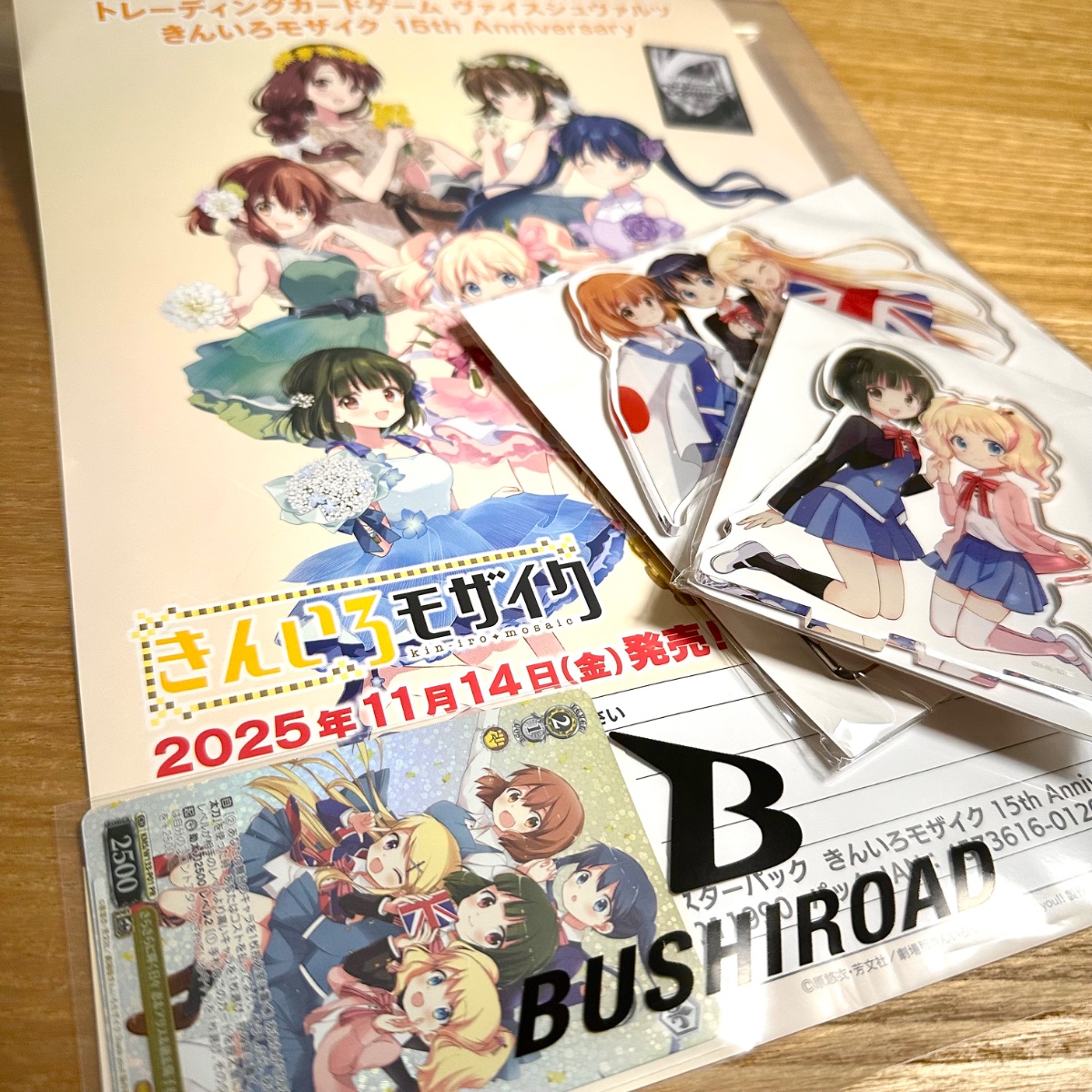 来場者プレゼントの PR カードと物販のアクスタ